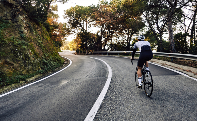 Ciclista recorriendo una ruta en bicicleta por los paisajes costeros y naturales de Tarifa en Cádiz